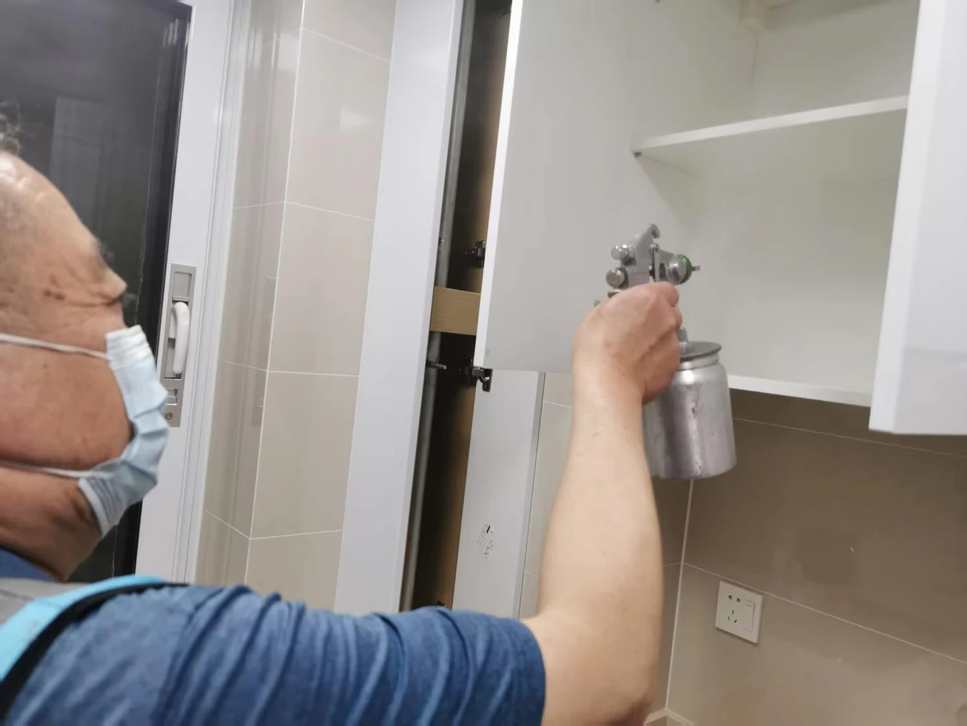 工作人员对柜体内部进行喷涂处理