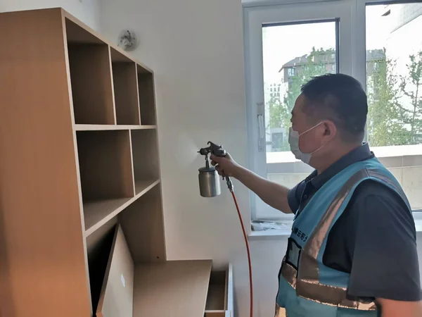 工作人员对柜体内部进行喷涂处理