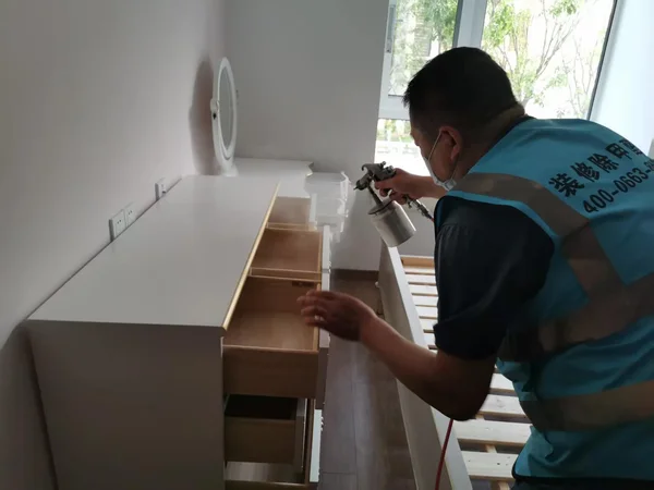 工作人员对家具内部进行喷涂处理