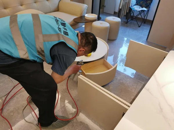 工作人员对抽屉进行喷涂处理