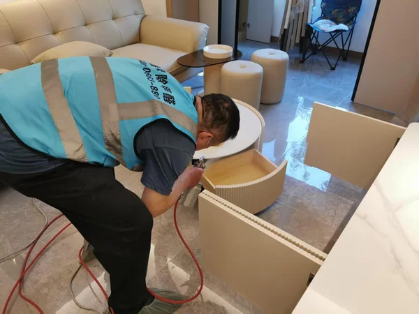 工作人员对抽屉进行喷涂处理