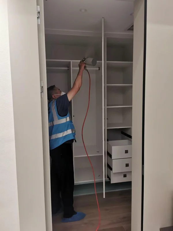 工作人员对柜体上部进行喷涂处理