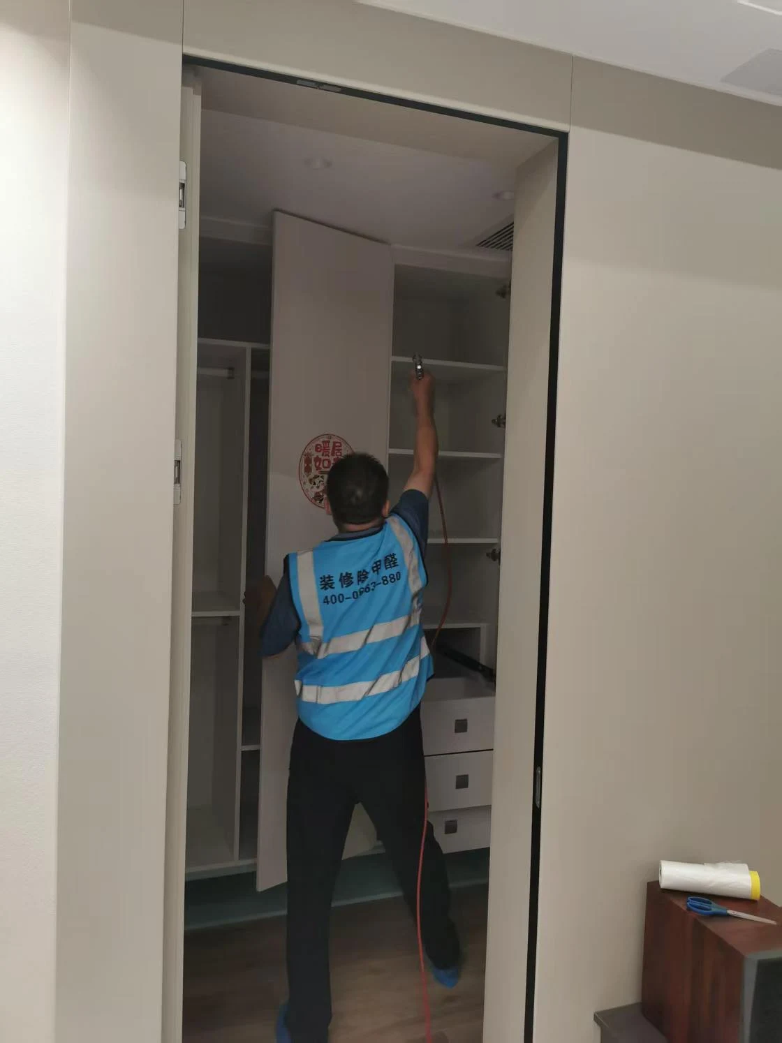 工作人员对柜体内部进行喷涂处理