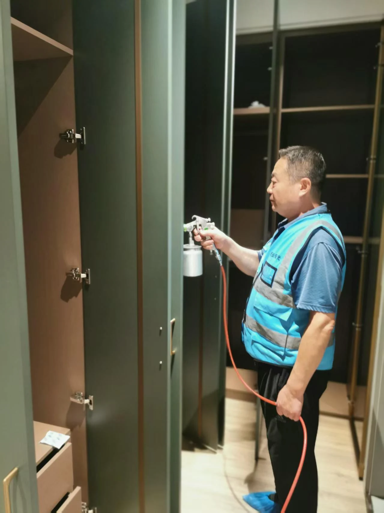 工作人员对柜体内部进行喷涂处理