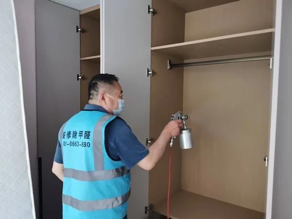 工作人员对柜体内部进行喷涂处理