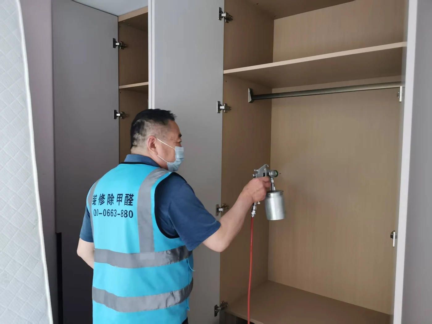 工作人员对柜体内部进行喷涂处理