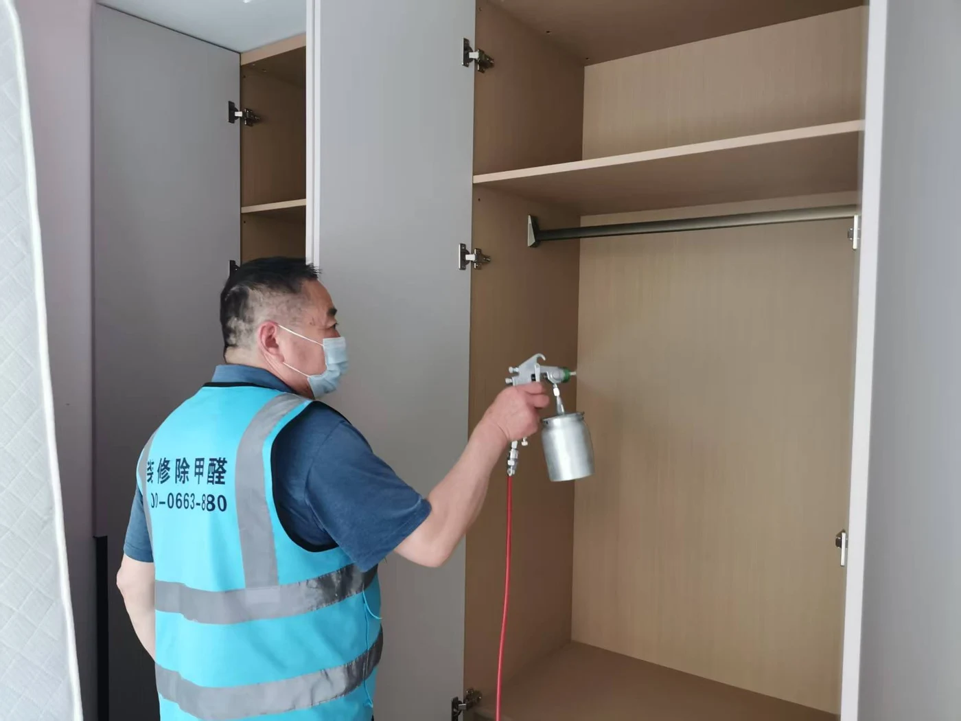 工作人员对柜体内部进行喷涂处理