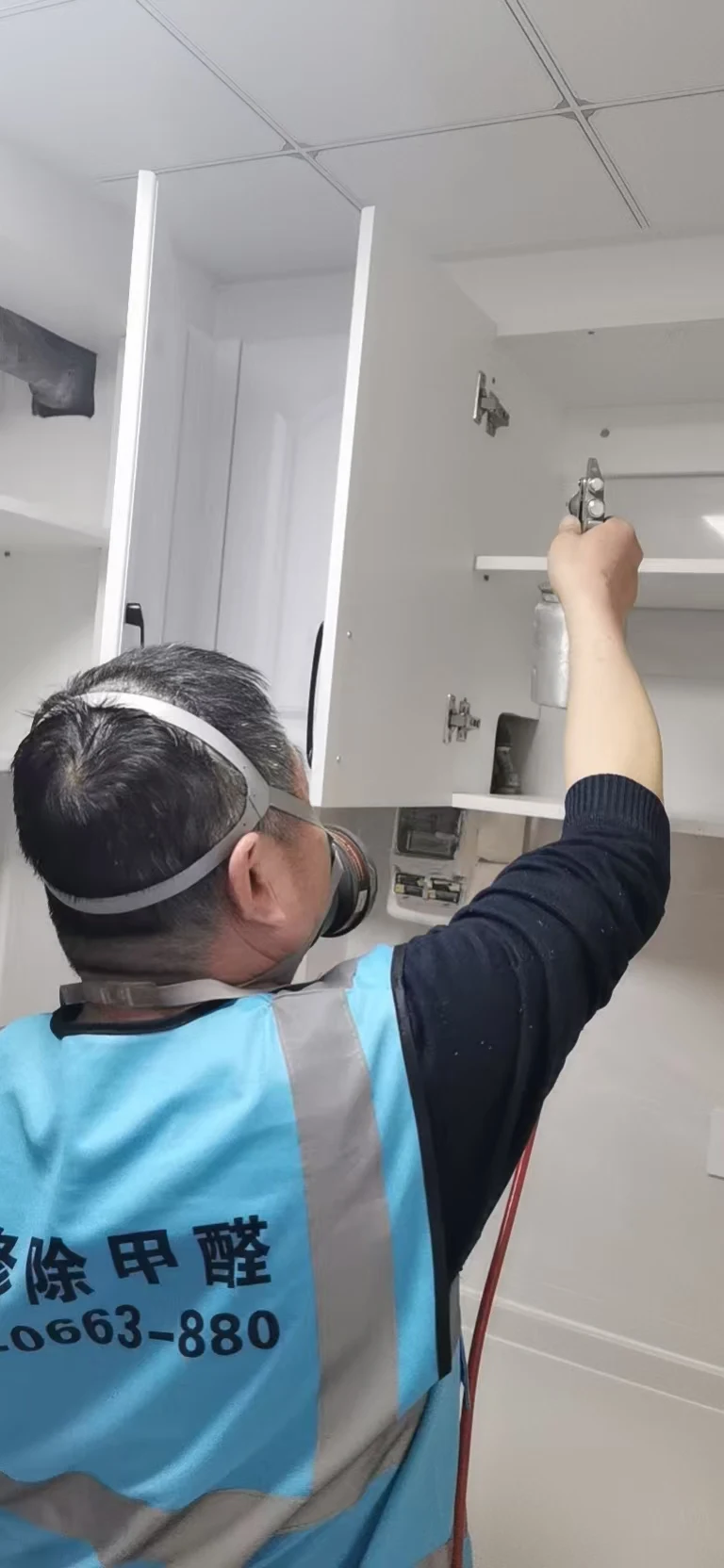工作人员对柜体上部进行喷涂处理