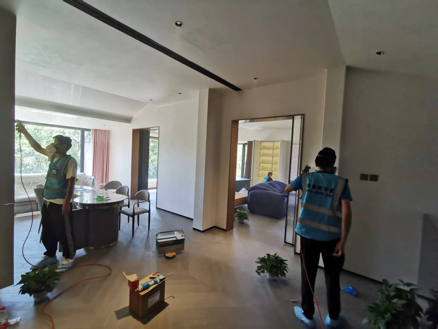 工作人员在住宅内开展柜体相关施工